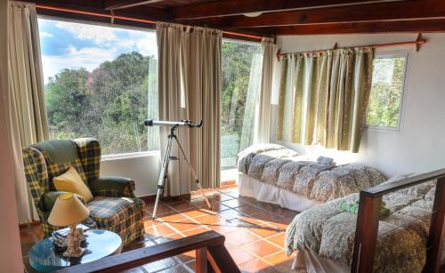 Leandro N. AlemAmaraka Lodge的客厅设有两张床和大窗户