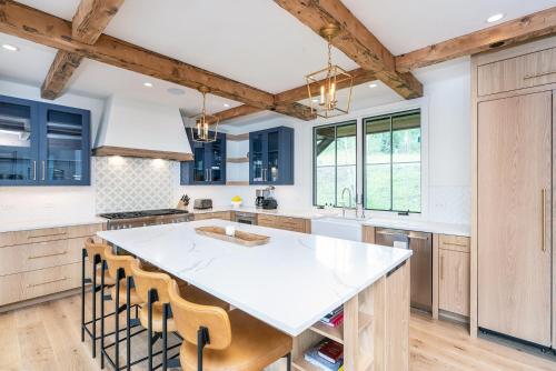 特柳赖德Overlook House home的一个带木制橱柜和白色大岛的厨房