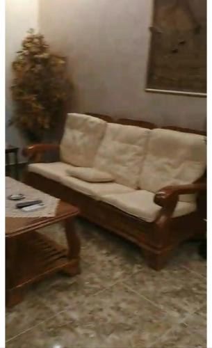 安曼شاليه الهيبة alhaybeh chalet的带沙发和咖啡桌的客厅