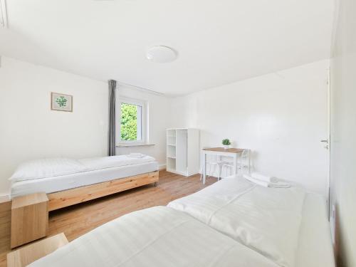 梅尔布施RAJ Living - 3 Room Apartments - 20 Min to Messe DUS & Old Town DUS的白色的客房设有两张床和窗户。