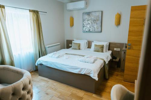 帕利克HOTEL Villa Cvijanović - WELLNESS-SPA的一间卧室配有一张床和一张沙发