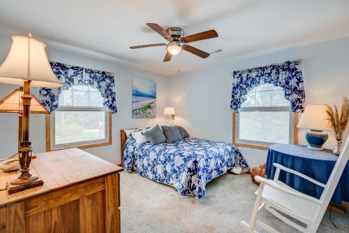 哈特勒斯7950 - Ocean by Resort Realty的一间卧室配有一张床和吊扇