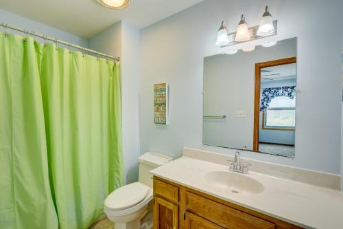 哈特勒斯7950 - Ocean by Resort Realty的浴室设有绿色的淋浴帘和水槽