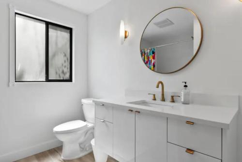 西基隆拿Mid-Century Modern Dream Retreat的白色的浴室设有水槽和镜子