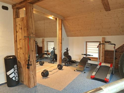 AbhornLandgasthof Plohnbachtal UG的一间健身房,里面设有数个健身器材