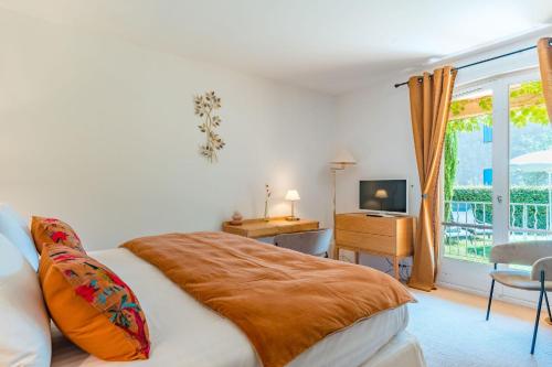 格雷乌莱班勒马斯克莱梅丽尔酒店的一间卧室设有一张大床和一个窗户。