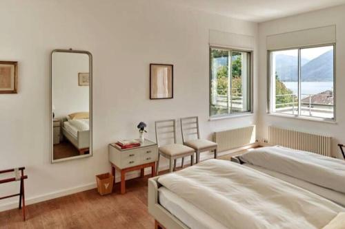 米努西奥Casa Navegna的一间卧室设有两张床和大镜子