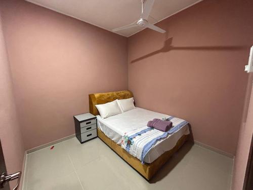 丹那美拉Homestay Taman Hidayah Chawas的一间带一张床和吊扇的小卧室