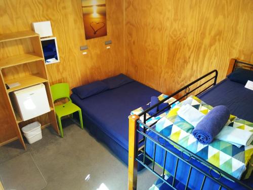 瓦纳卡Hampshire Holiday Parks - Wanaka的一间卧室配有两张双层床和一张书桌