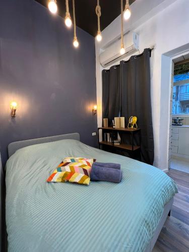 耶路撒冷central ben yehuda apartment的一间卧室配有一张带枕头的床