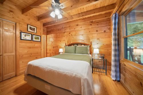 加特林堡Baloo's Bungalow的小木屋内一间卧室,配有一张床
