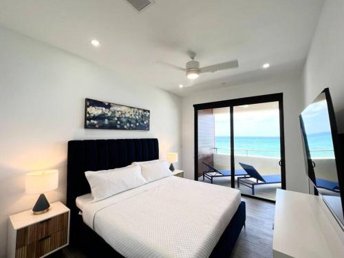 西湾Luxury Ocean front SeaDreams 2 with 7 Mile Beach Views的一间卧室配有一张床,享有海景