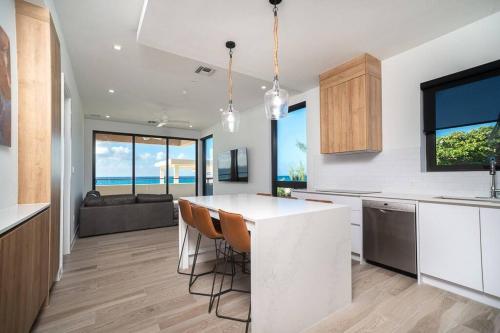 西湾Luxury Ocean front SeaDreams 2 with 7 Mile Beach Views的带沙发的厨房,厨房设有大岛