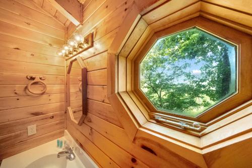 加特林堡Baloo's Bungalow的树屋中带窗户的浴室
