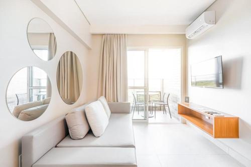 萨利诺波利斯Salinas Exclusive Resort的带沙发和镜子的客厅