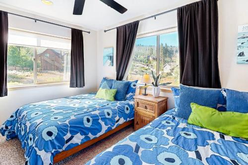 南太浩湖Eagle Escape的一间卧室设有两张床和窗户。