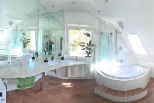 卡尔斯鲁厄Modernes Apartment mit 3 Zimmern的浴室配有2个盥洗盆、浴缸和大镜子