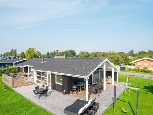 森讷比10 person holiday home in Juelsminde的房屋设有1个带后院的大甲板