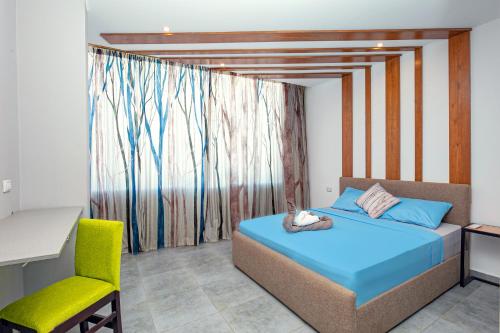赫尔格达Bedcoin Hostel的卧室配有床、椅子和窗户。