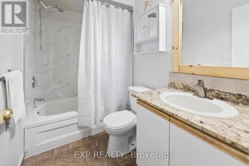 米西索加Cozy Place-Laid Back的白色的浴室设有水槽和卫生间。