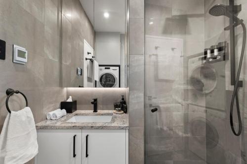 阿德莱德北阿德莱德精品公寓式酒店的带淋浴和盥洗盆的浴室