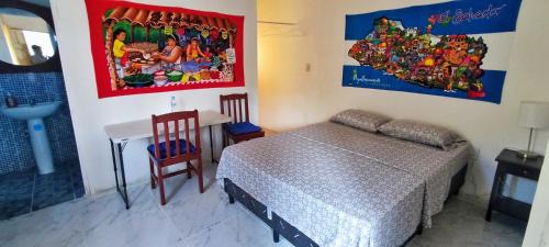 拉利伯塔德Playa El Obispo F La Libertad Playa El Obispo的卧室配有1张床、1张桌子和1张桌子以及椅子。