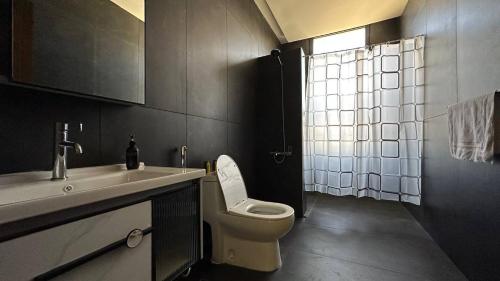 阿哈达Al Hada的浴室配有白色卫生间和盥洗盆。