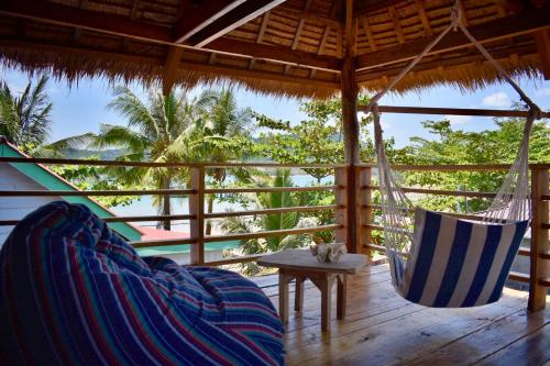 高龙撒冷岛柬埔寨海滨之家旅馆的门廊配有吊床和桌椅