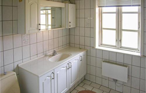 ArupFrgegaard的白色的浴室设有水槽和卫生间。