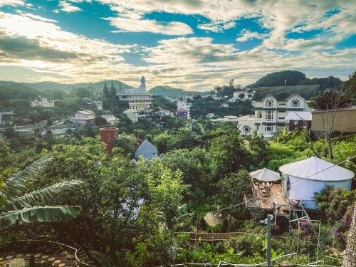 大叻Nay Bungalow Dalat的从树木茂密的山丘上欣赏到城市美景