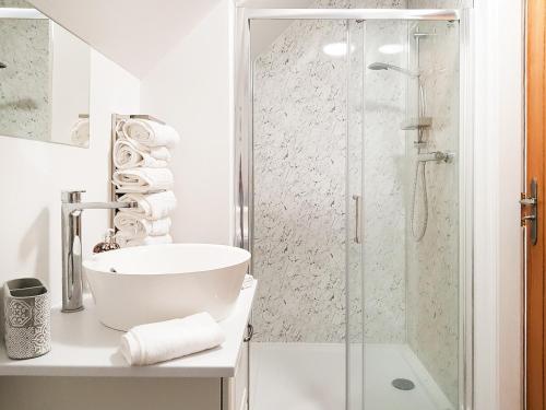 福克兰Palace View - Uk40569的带淋浴和盥洗盆的白色浴室