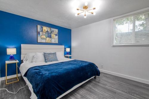 博伊西New Downtown Boise on Bsu Campus 3 Beds Sleeps 6的一间卧室配有一张蓝色墙壁的床