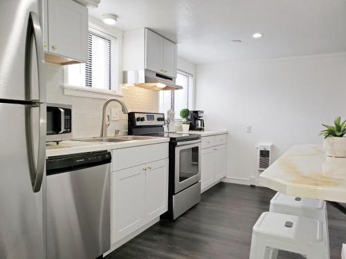 博伊西New on Bsu Campus 3 beds Fully Remodeled的厨房配有白色橱柜和不锈钢冰箱