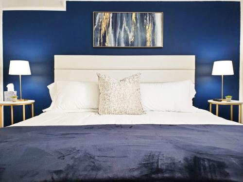 博伊西New on Bsu Campus 3 beds Fully Remodeled的卧室配有白色床和蓝色的墙壁
