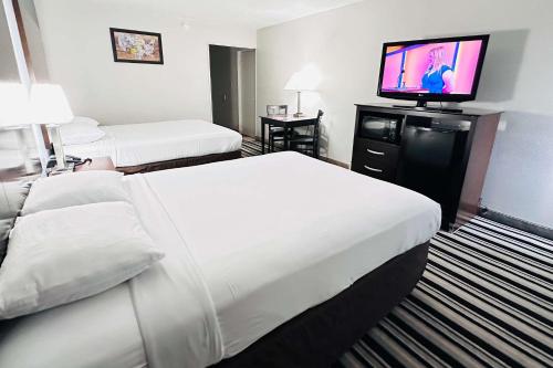 阿德莫尔Econo Lodge的酒店客房设有两张床和一台平面电视。
