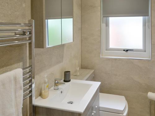 奥特本Little Fawn的一间带水槽和卫生间的浴室以及窗户。