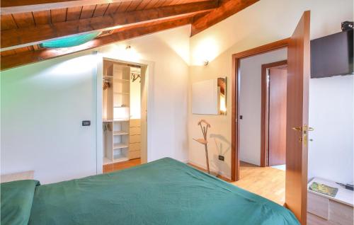 Osmate LentateCozy Apartment In Cadrezzate Con Osmate With Wifi的一间卧室设有绿色的床和开放式门。