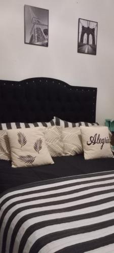 埃塞萨La familia的一张黑白床,床上配有枕头