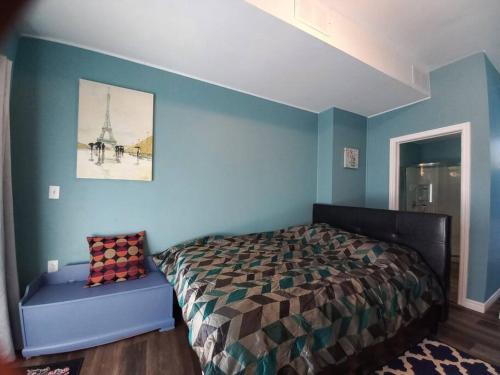 金斯顿Amor Bayridge的一间卧室设有一张床和蓝色的墙壁