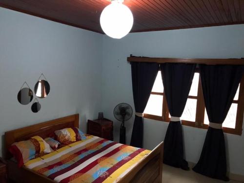 班基Villa Sophie à Sassara Pk 12 Bangui的一间卧室设有一张床和一个窗口