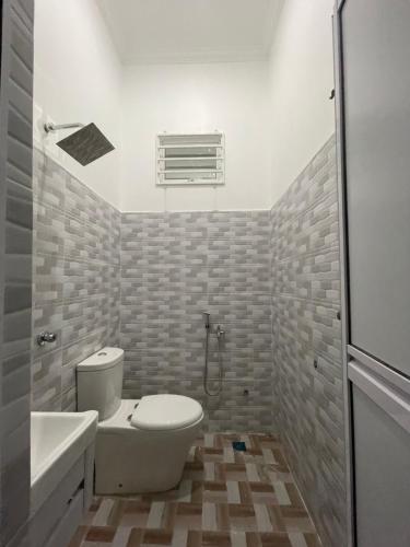 哥打巴鲁Dhuha & Dharyl's Staycation的浴室配有卫生间、盥洗盆和淋浴。