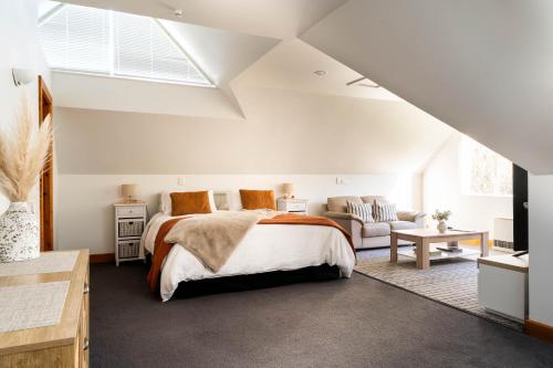 帕拉帕拉乌穆Country Apartment的白色卧室配有床和沙发