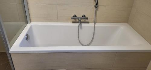 沃尔特湖畔韦尔登Ferienhaus Sole的浴室内设有带水龙头的白色浴缸