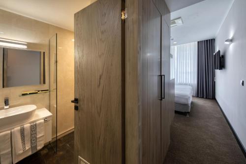 埃里温Expocore Hotel的一间带水槽、卫生间和镜子的浴室