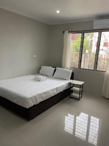 辛加东卡Two Bedroom Holiday Home- Olosara Sigatoka Guest House的一间卧室设有一张大床和一个窗户。