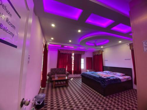 斯利那加AuraB&B Homestay的一间卧室配有紫色照明、一张床和一把椅子