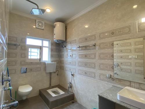 斯利那加AuraB&B Homestay的一间带卫生间和水槽的浴室