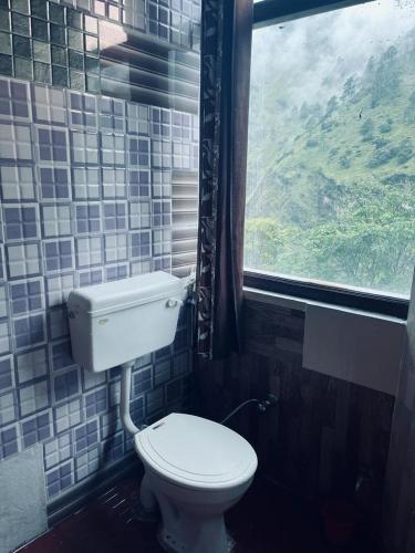 乔斯希马特Hotel Virdh Badri的一间带卫生间和窗户的浴室