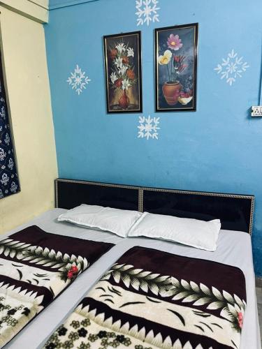 乔斯希马特Hotel Virdh Badri的一张带蓝色墙壁和雪床的床