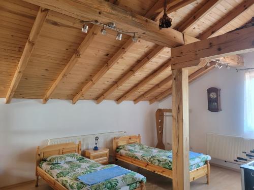 加布罗沃Къща за гости - Еделвайс, гр. Габрово的配有木天花板的客房设有两张床。
